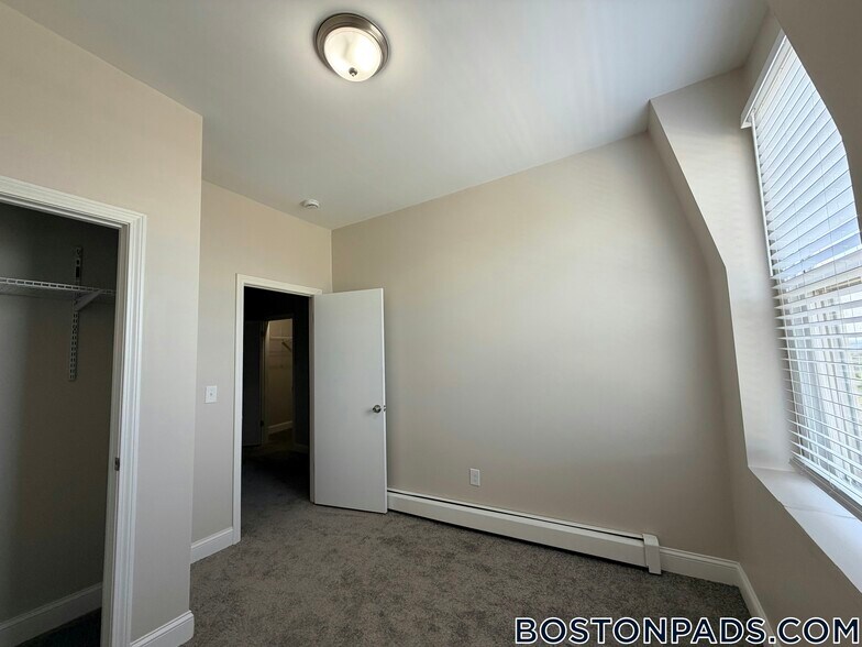 Building Photo - 663 Middle St