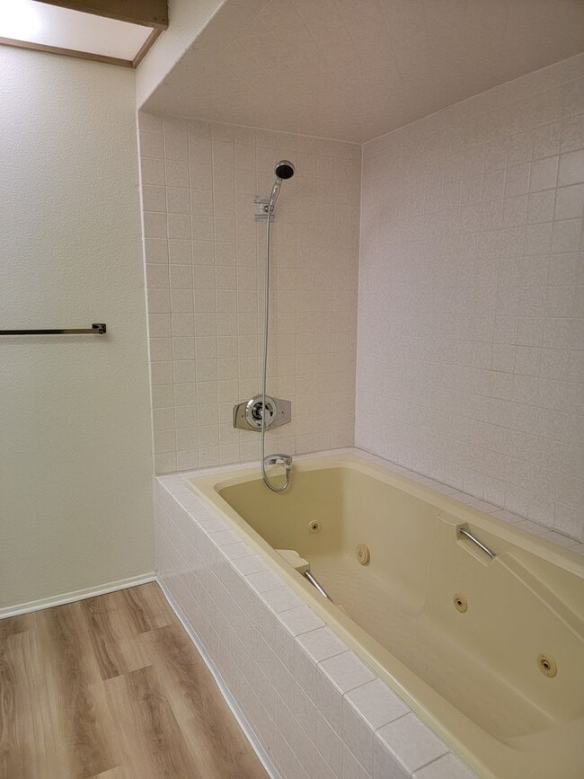 Building Photo - 2 BR / 2 BA Condo with Spectacular Views Near Patrick Henry High School
