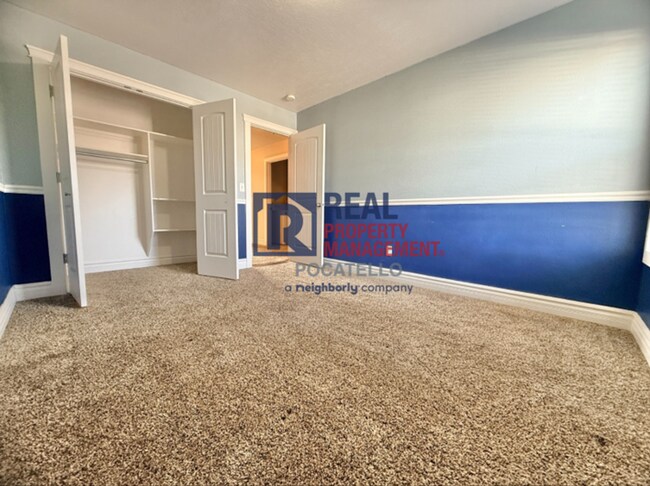 Building Photo - 3 bed 2.5 bath 2 car garage house - pets negotiable