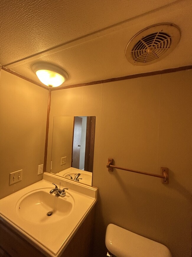 Building Photo - 218 Tyler St