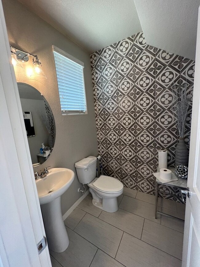 Building Photo - Gorgeous 2 Story, 3 Bed/2.5 Bath Townhouse with 2 Car Garage in Gated Community