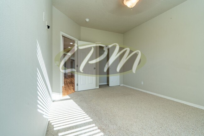 Building Photo - Spacious 3-Bedroom Home on 4.5 Acres – Pos...