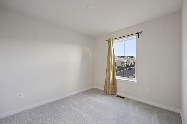 Building Photo - 3 Bedroom End-Unit Townhome in Spring City