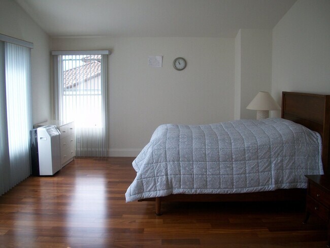 Building Photo - "Limited Time Move-in Special" to the pros...