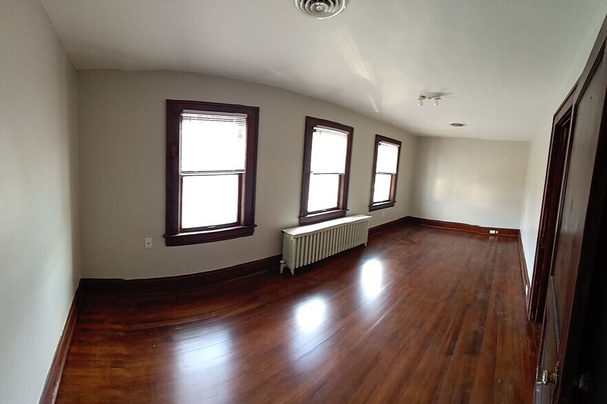 Primary bedroom - 1722 Chapman Ave SW