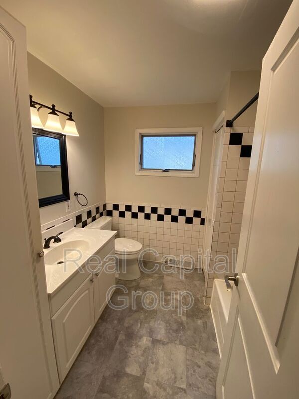 Building Photo - 305 Cable St