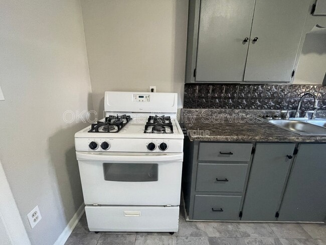 Building Photo - 137 SE 1st St