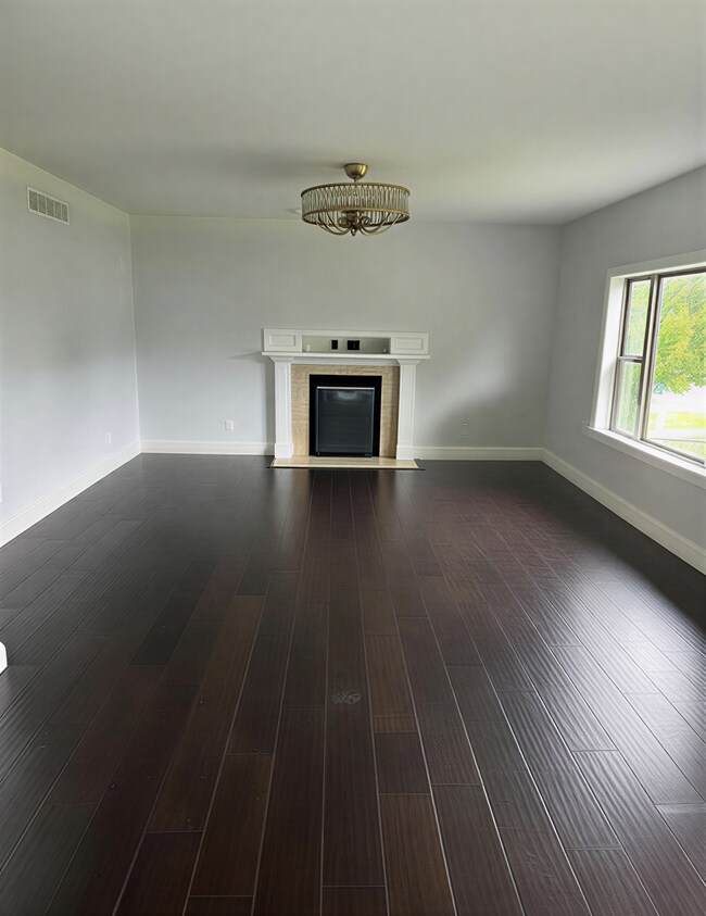 Building Photo - 9702 Hazelwood Ave