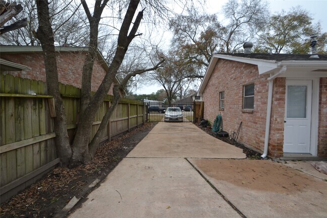 Building Photo - 12711 Westleigh Dr