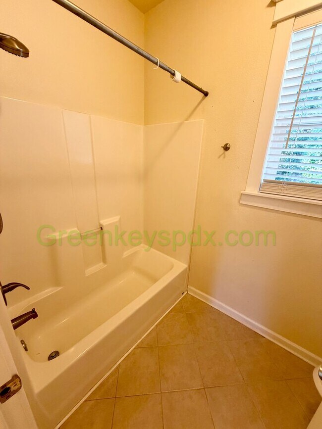 Building Photo - Gorgeous House in Upscale Neighborhood in Tigard, 5 Bedrooms plus Den/Office, 3.5 Bathrooms, Larg...