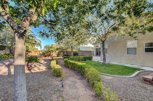 Building Photo - Gorgeous NW Single Story! 3 Car Garage! Serene Backyard.