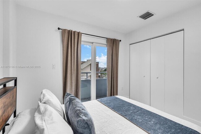 Building Photo - 645 Palmetto Dr