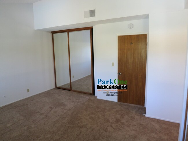 Building Photo - Large Town House Now Available in Martinez!