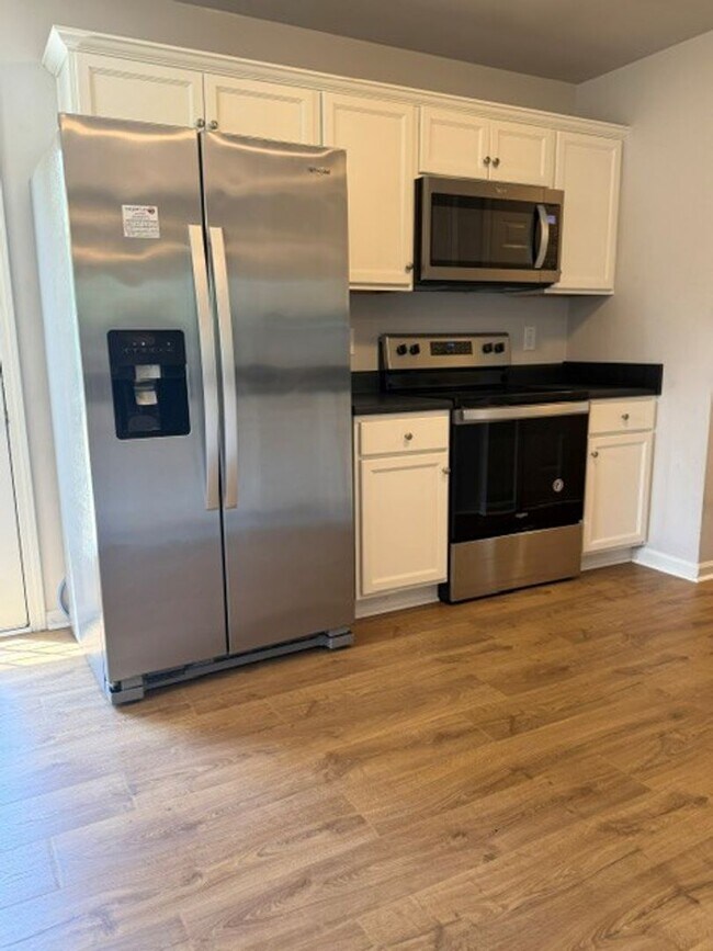 Building Photo - Cute 3 Bedroom Home Nestled in the back of the cul-de-sac