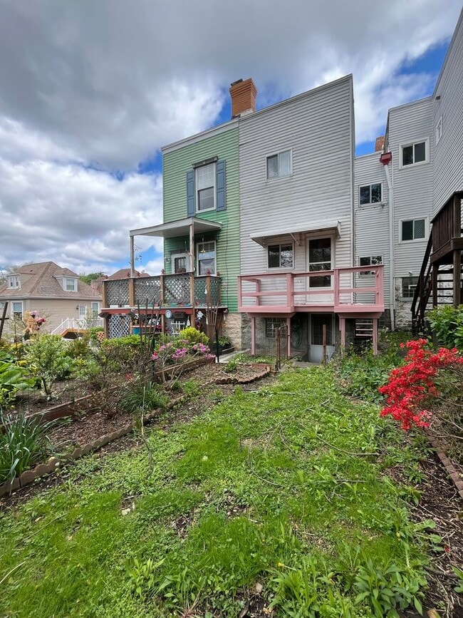 Building Photo - Large 2 Bed, 1 Bath Home, with Office/Bonus Room! Available Now!