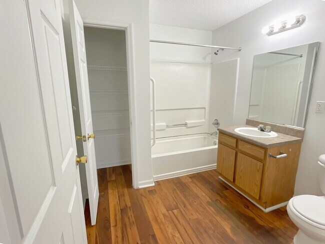 Building Photo - Single Level Home************Beautiful 1 Bedroom Villa************Brick Building