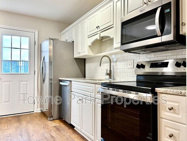 Building Photo - 327 Greendale Pl