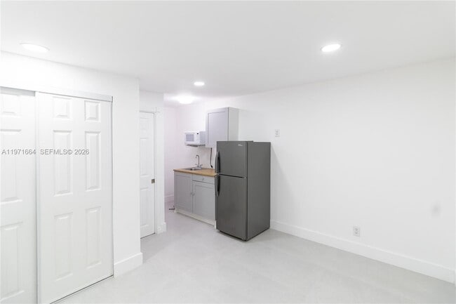 Building Photo - 5803 Buchanan St