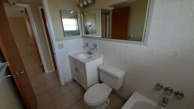 Building Photo - 2/1.5/1 1000 Sq. Ft. NEW AC!!!Spacious living room, Lanai, fenced in yard, and tile floors though...