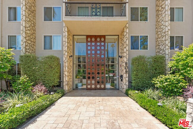 Building Photo - 809 S Bundy Dr