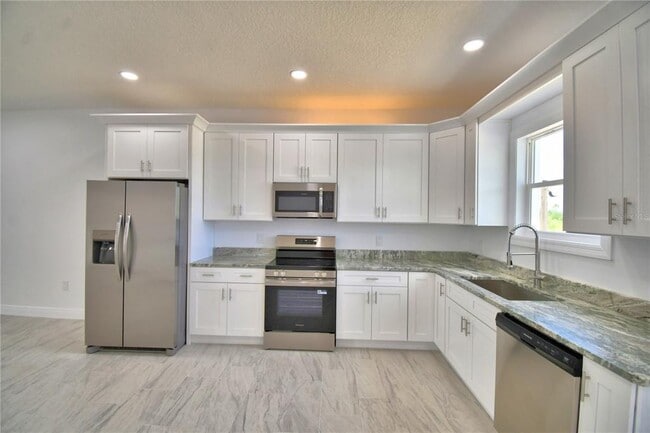 Building Photo - 7951 Sarasota Dr