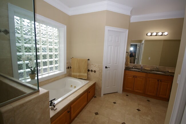 Building Photo - 865 Virginia Cir NE