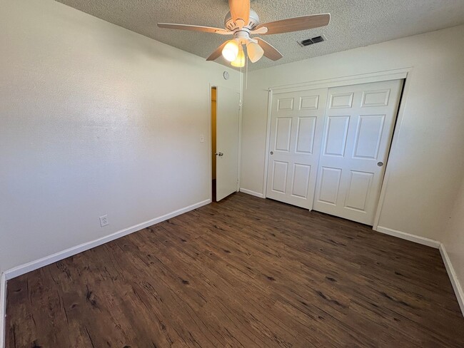 Building Photo - Cozy Home on Spacious Lot with Pool Available Now!