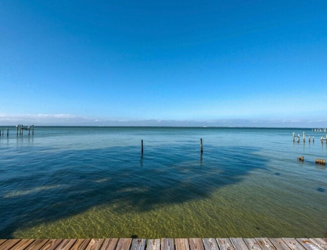 Building Photo - Beautiful 3B/3.5B Waterfront Fully Furnish...