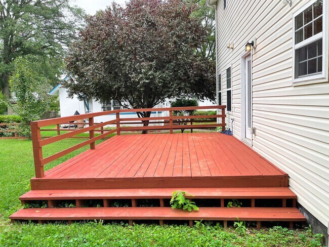 Building Photo - Lovely Traditional 5BR/3BA home in excelle...