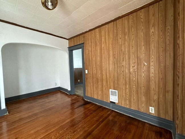 Building Photo - NICE 3 BEDROOMS WITH FULL BATH MOVE-IN READY!