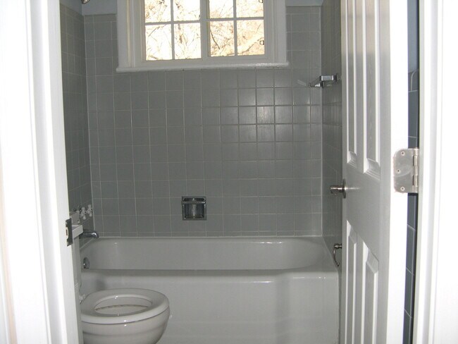 Building Photo - 615 N Spring St