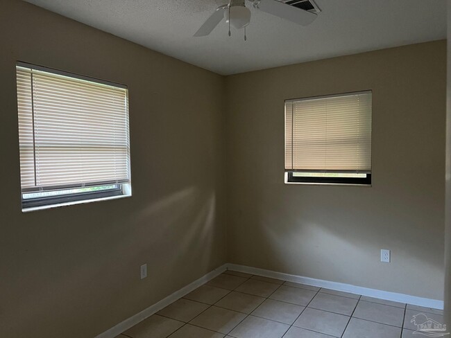Building Photo - 3219 Maplewood Dr