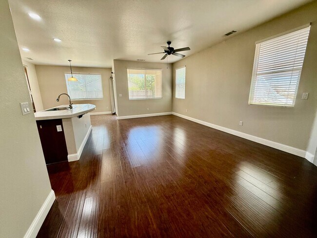 Building Photo - Beautiful home near Woodcreek high school