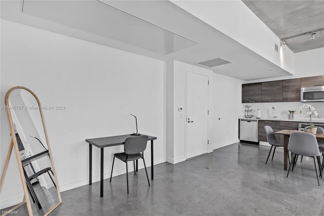 Building Photo - 1 br, 1 bath Condo - 151 SE 1st St Apt 2208