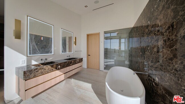 Building Photo - 8765 Hollywood Blvd