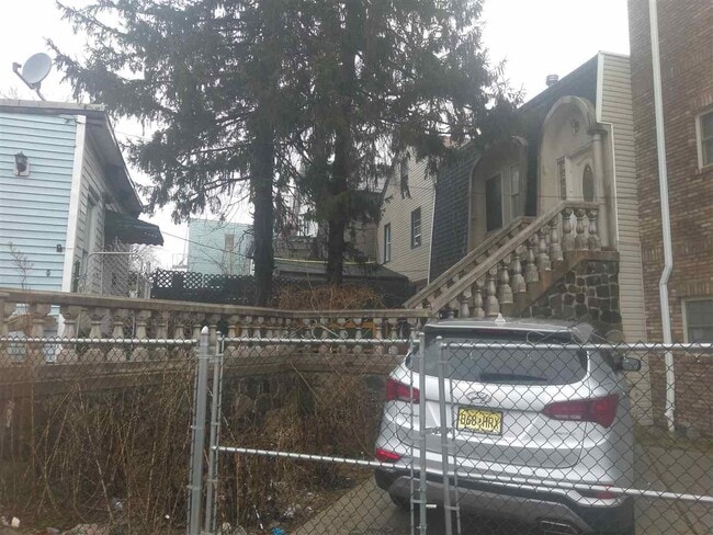 Building Photo - 665 Summit Ave