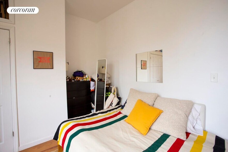 Building Photo - 194 Vernon Ave