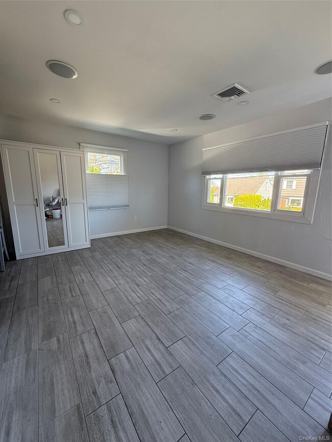 Building Photo - 70 Round Hl Dr