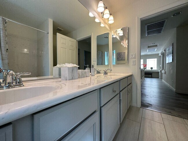 Building Photo - 4Bdrm/2.5bath Single Family Home - Fully Furnished