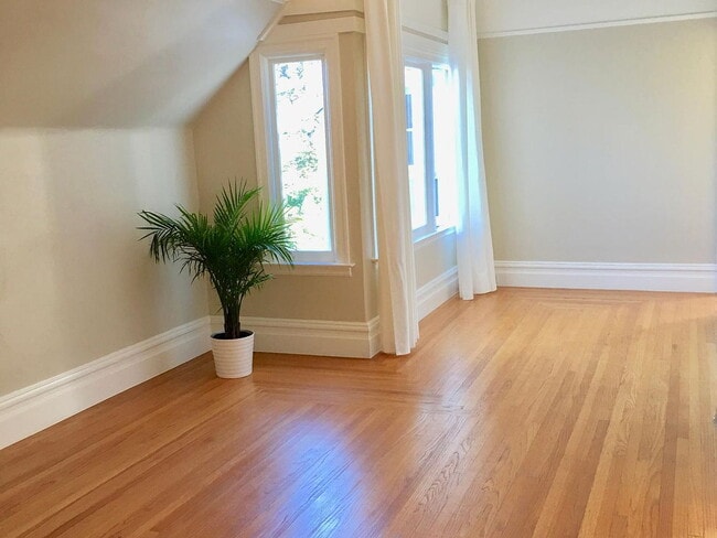 Building Photo - 225 Roosevelt Way