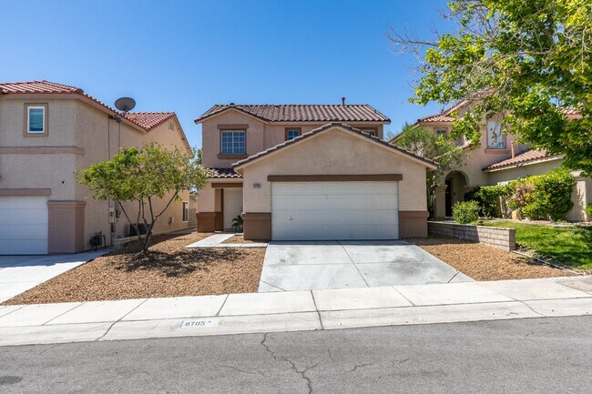 Building Photo - Stunning 4 bedroom, 2.5 bathroom