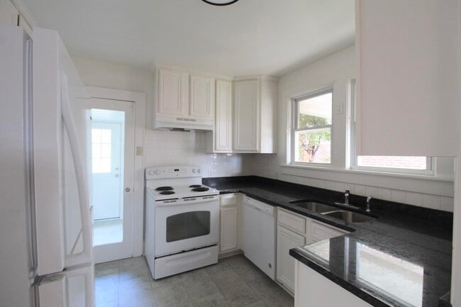 Building Photo - 805 S High St