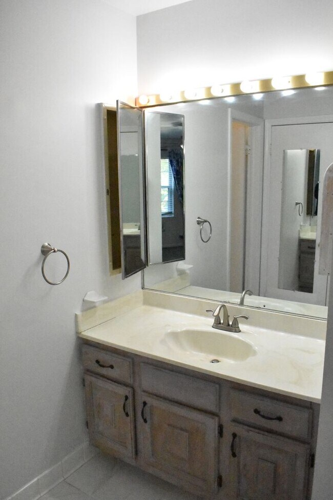 Building Photo - Welcome To Lake Ridge's Finest...