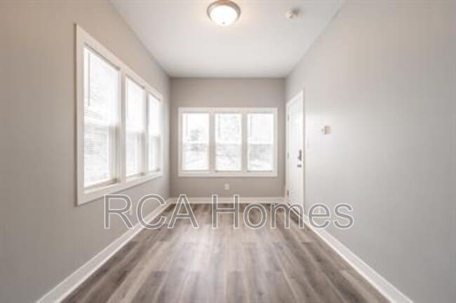 Building Photo - 2831 N Kenwood Ave