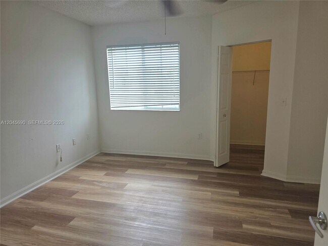 Building Photo - 8070 N Nob Hill Rd