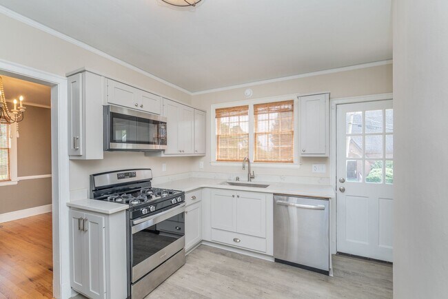 Building Photo - Charming 3-bedroom/2-bath single-family ho...
