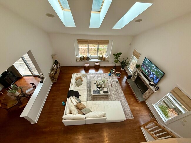 Building Photo - 368 Hoyt St