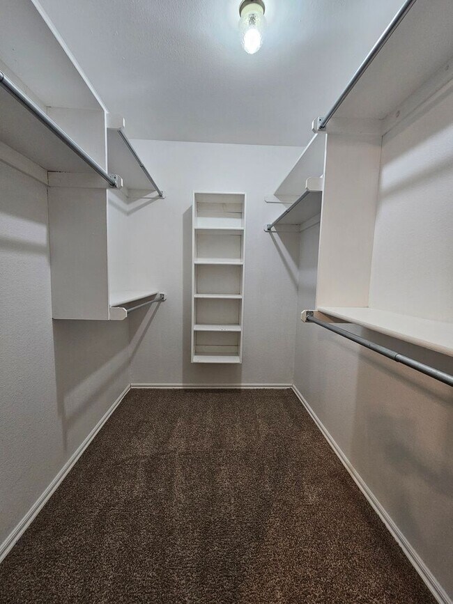 Building Photo - (3) Bed/(2) Bath in West Norman! Avail NOW!
