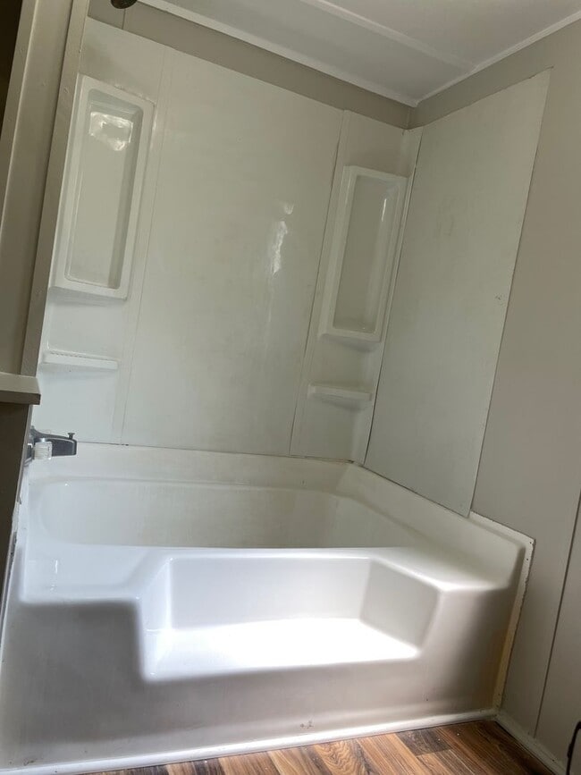 Building Photo - 2 Bed, 1 Bath newly renovated mobile home in park- Pet friendly!