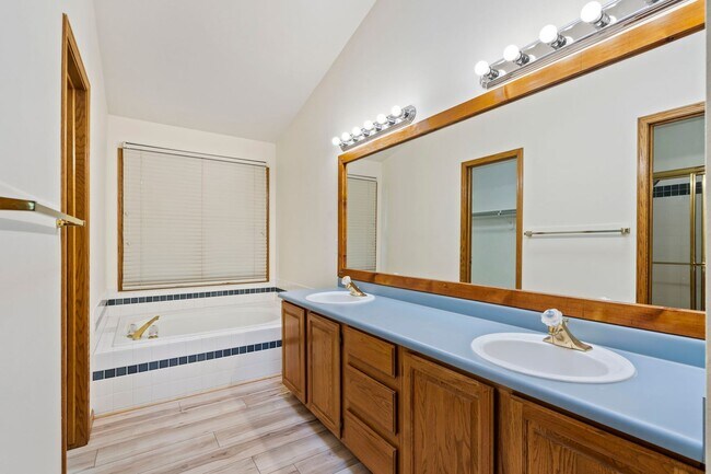Building Photo - Spacious Home in a Great Location!